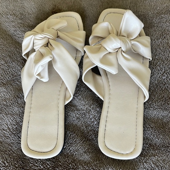 ‼️LAST ACT‼️NWOT SHEIN Bow Décor Beige Slip-On Comfy Sandals, Size 39, Fits 7.5. - Picture 2 of 4